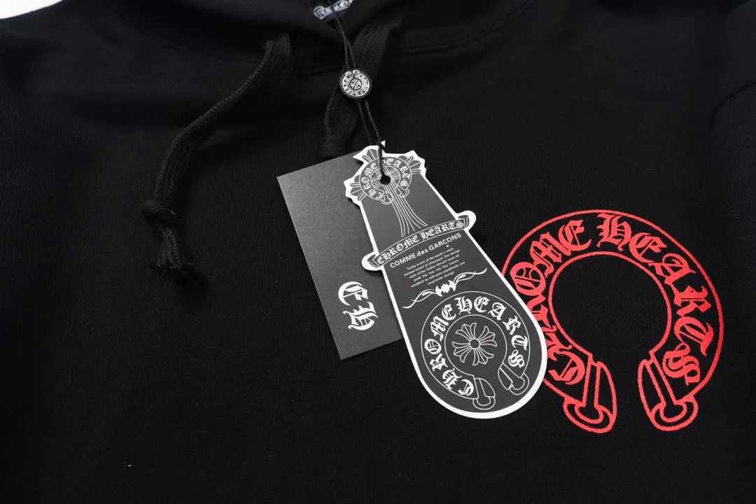 M26—P210 -Chrome Hearts/Chrome Hearts printed sweatshirt cardigan jacket -420 grams of high-density, high-quality wool, soft, delicate and skin-friendly, soft and silky to the touch, warm and skin-friendly -The hardware zipper accessories are all customized and full of details -Colour: black white -Size: S M L XL